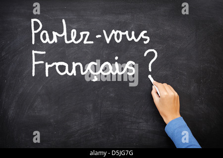 Lehrer oder Schüler schreiben Parlez-Vous Francais (sprechen Sie Französisch) auf Tafel. Französische Sprache Lernkonzept Stockfoto