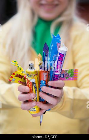 Mädchen-Hände halten verschiedene Kinder Retro-Süßigkeiten und Bonbons Stockfoto