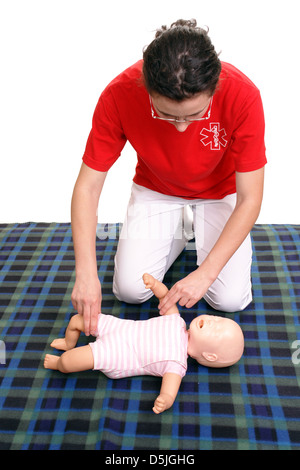 Erste Hilfe Ausbilder zeigt, wie Sie Puls auf Kleinkind prüfen dummy Stockfoto