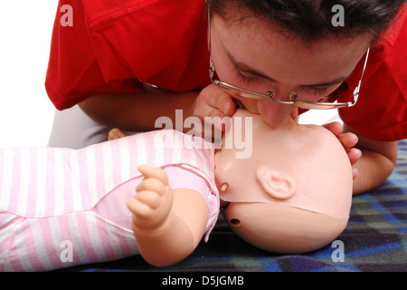 Erste Hilfe Ausbilder demonstriert künstliche Beatmung mit Kleinkind dummy Stockfoto