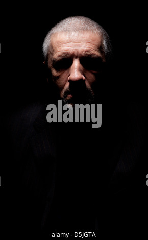 Gruselige grauen Haaren reifer Mann Stockfoto