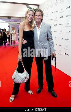 Florian Langenscheidt und Freundin Miriam Friedrich bei Mercedes-Benz Fashion Week Berlin Frühjahr/Sommer Anreise am Stockfoto