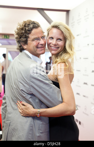 Florian Langenscheidt und Freundin Miriam Friedrich auf der Mercedes-Benz Fashion Week Berlin Frühjahr/Sommer 2012 - Ankünfte am Stockfoto