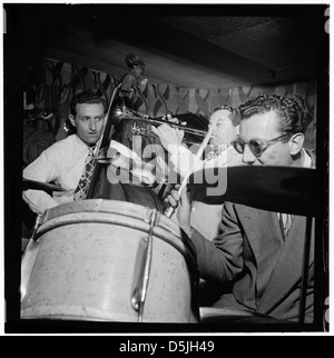 [Porträt von Jack Lesberg und Max Kaminsky, berühmte Tür, New York, N.Y., zwischen 1946 und 1948] (LOC) Stockfoto