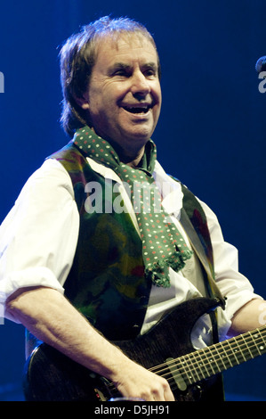 Chris de Burgh Handball live in der O2 World Arena. Hamburg, Deutschland - 09.04.2011 Stockfoto