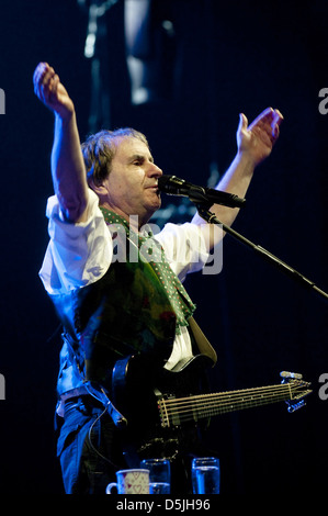 Chris de Burgh Handball live in der O2 World Arena. Hamburg, Deutschland - 09.04.2011 Stockfoto