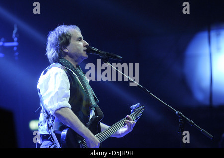 Chris de Burgh Handball live in der O2 World Arena. Hamburg, Deutschland - 09.04.2011 Stockfoto