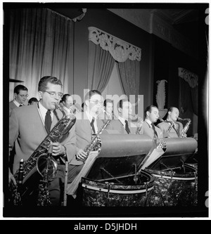 [Porträt von (Robert) Dean Kincaide, Bill Ainsworth, Ray Beller, Peanuts Hucko, Pete Terry, Vernon Friley, Irv Dinkin und Jim Harwood, Hotel Commodore, Century Room, New York, N.Y., Ca. Jan. 1947] (LOC) Stockfoto