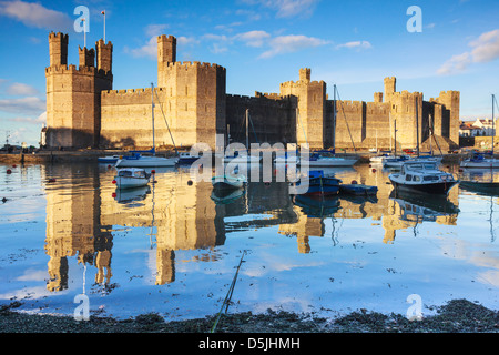 Caernarfon Castle in Nordwales an Hight Flut erfasst Stockfoto