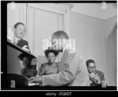 [Porträt von Milt Orent, Mary Lou Williams, Tadd Dameron und Dizzy Gillespie, Mary Lou Williams' Apartment, New York, New York, New York, New York, ca. Aug. 1947] (LOC) Stockfoto