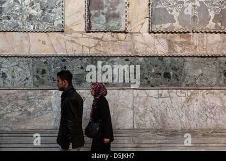 Touristen-Spaziergänge in der Hagia Sophia Museum, Istanbul, Türkei. Stockfoto