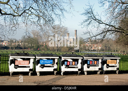 Schwarz / Weiß Kuh recycling-Behälter in Clissold Park mit dem Schloss Climbing Centre in Zeitmessung, Stoke Newington Hackney London Stockfoto