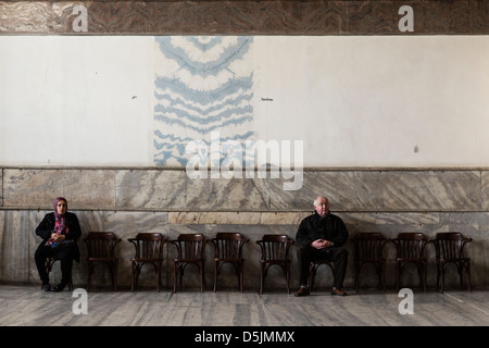 Touristen sitzen auf den sitzen in der Hagia Sophia Museum, Istanbul, Türkei. Stockfoto