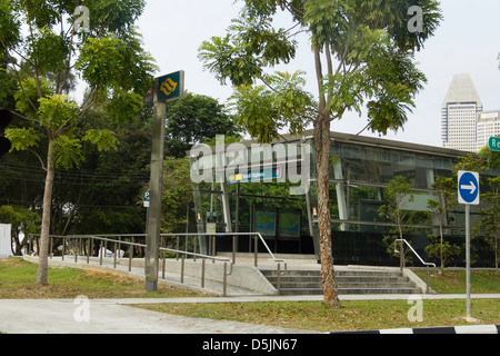 Der Eingang zu der Nicoll Highway MRT-Station in Singapur, befindet sich inmitten von viel Grün und Bäume ringsum Stockfoto