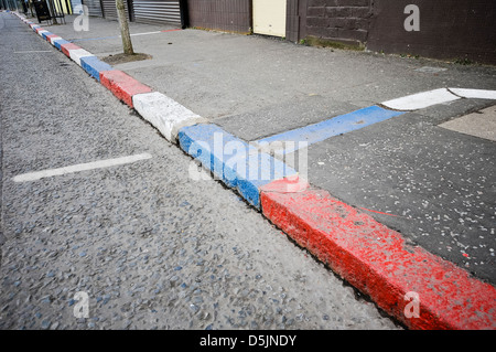 Rot-weiß-blaue Bordsteine in Sandy Row, Belfast Stockfoto