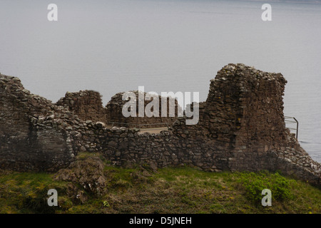 Die angeschlagenen Überreste von Urquhart Castle in Schottland. Dies ist eine sehr alte Burg befindet sich am Ufer von Loch Ness. Stockfoto