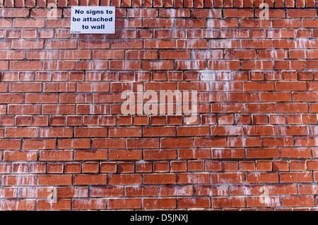 Zeichen sagen "keine Zeichen angebracht werden an Wand" Stockfoto