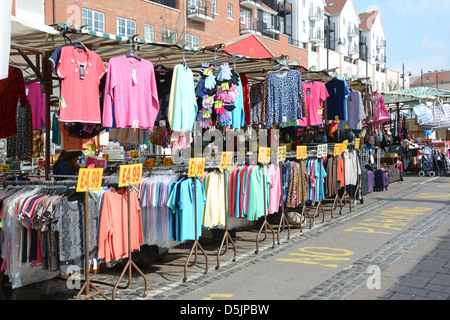 Romford Marktstand mit Schnäppchen Kleidung hängende Schienen mit Preisschildern Stockfoto