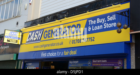 Cash Generator Faszie Zeichen mit Pfandleiher Kugeln über Schaufenster Stockfoto