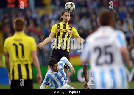 03.04.2013. Malaga, Spanien.  Dortmunds Neven Subotic (oben) Köpfe den Ball neben Malagas Francisco R. Alracon 'Isco' während der UEFA Champions League Viertelfinale ersten Bein Fußballspiel zwischen Malaga CF und Borussia Dortmund im Stadion La Rosaleda in Malaga, Spanien, 3. April 2013. Stockfoto