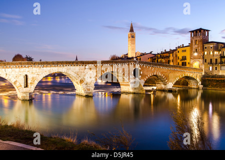 Ponte Pietra über Etsch am Abend 100 v. Chr. von den Römern erbaut. Stockfoto