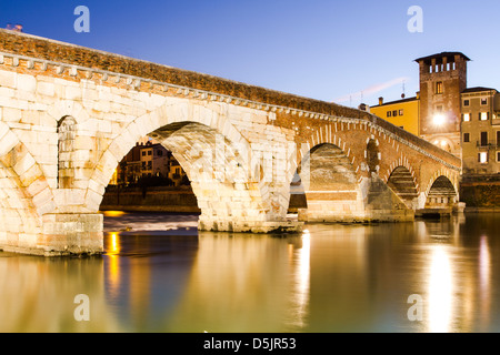 Ponte Pietra über Etsch am Abend 100 v. Chr. von den Römern erbaut. Stockfoto