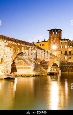 Ponte Pietra über Etsch am Abend 100 v. Chr. von den Römern erbaut. Stockfoto