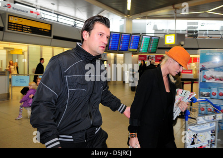 Goran Munizaba, ist ex-Ehemann von Sarah Kern, ihr am Flughafen Tegel, Abholung, wie sie von München kommt. Berlin, Deutschland- Stockfoto