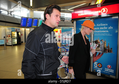 Goran Munizaba, ist ex-Ehemann von Sarah Kern, ihr am Flughafen Tegel, Abholung, wie sie von München kommt. Berlin, Deutschland- Stockfoto