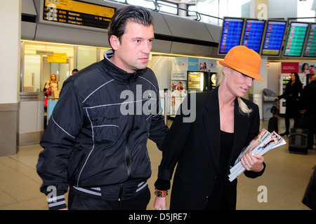 Goran Munizaba, ist ex-Ehemann von Sarah Kern, ihr Flughafen Tegel, Abholung wie sie von München kommt. Berlin, Deutschland- Stockfoto