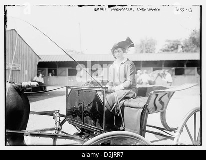 Dieses Foto zeigt Isabel Wanamaker in Long Branch, New Jersey, während einer Pferdeshow. Sie ist mit ihrem Bräutigam und Pferd abgebildet und hält einen Moment auf der Rennstrecke in den frühen 1900er Jahren fest Stockfoto