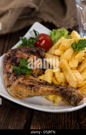 Gegrilltes Hähnchen mit Pommes Frites auf einem Teller Stockfoto