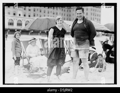 Dieses Foto aus dem Jahr 1914 zeigt Frau Burt Bishop im Beach Hotel in Nassau, Long Beach, Long Island. Sie ist in Mode gekleidet und lächelt vor dem Hotel. Stockfoto