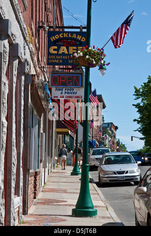 Rockland, Maine, Main Street, primäre Geschäftsviertel der kleinen Hafenstadt New England. Stockfoto