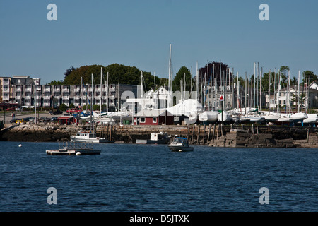 Rockland Maine, Blick von der Freizeit Handwerk Uferpromenade von Rockland, Maine, mit seinen Docks und Werften. Stockfoto