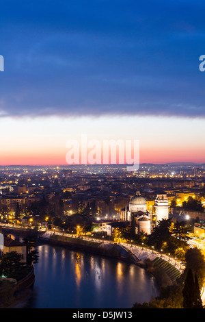 San Giorgio in Braida Kirche (Chiesa di San Giorgio in Braida) und Blick auf die Stadt am Abend. Stockfoto