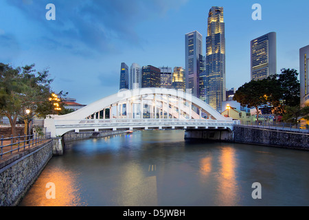 Skyline von Singapur Central Business District (CBD) von Elgin Bridge Over Singapore River zur blauen Stunde Stockfoto