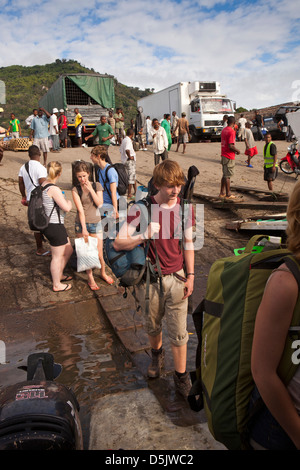 Madagaskar, Ankify, wandernde Studenten einsteigen Fähre nach Nosy Be Stockfoto