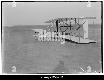 [Wilbur in Bauchlage in beschädigter Maschine, am Boden nach erfolglosem Versuch vom 14. Dezember 1903, Kitty Hawk, North Carolina] (LOC) Stockfoto