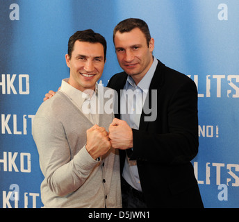 Wladimir Klitschko und Vitali Klitschko Photocall zum Film "Klitschko" Astor Filmlounge. Berlin, Deutschland - 07.04.2011. Stockfoto