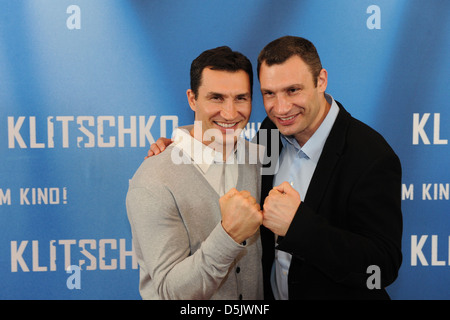 Wladimir Klitschko und Vitali Klitschko bei einem Fototermin für den Film "Klitschko" bei Astor Filmlounge. Berlin, Deutschland- Stockfoto