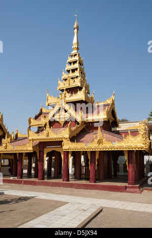 Eine Gebetshalle Shwezigon Pagode, in der Nähe von Wetkyi in und Nyaung U, Bagan, Myanmar (Burma) Stockfoto