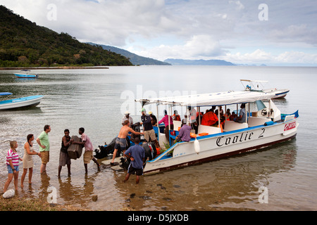 Madagaskar, Nosy Be, Marodokana, Betrieb Wallacea Studenten und Gepäck angekommen Tauchen camp Stockfoto