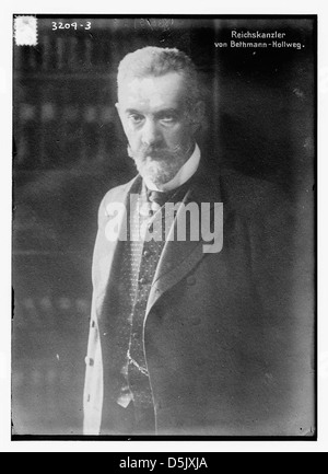 Dieses Bild im Postkartenstil zeigt den Reichskanzler Theobald von Bethmann-Hollweg, einen deutschen Politiker, der während des Ersten Weltkriegs als Reichskanzler diente Stockfoto