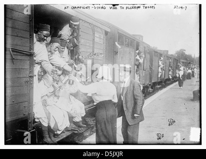 Dieses Foto zeigt einen französischen Soldaten, der algerischen Truppen während des Ersten Weltkriegs Wein anbietet und die Wechselwirkungen zwischen französischen und algerischen Streitkräften während des Krieges unterstreicht. Stockfoto