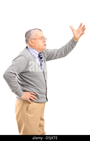 Ein verärgerter reifer Mann schreien, isoliert auf weißem Hintergrund Stockfoto