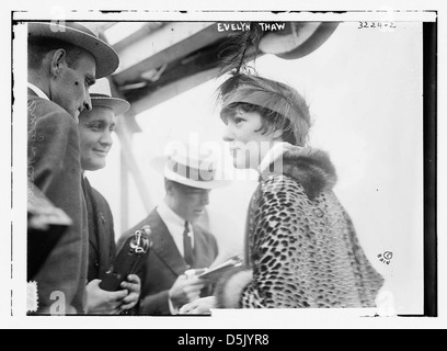 Ein Porträt von Evelyn Nesbit Tau, auch bekannt als Evelyn Tau, bekannt für ihre Verwicklung in den berühmten Stanford White Mord Fall. Das Bild fängt sie in einem modischen Hut mit Details ihres öffentlichen Lebens und ihrer dramatischen Geschichte ein. Stockfoto