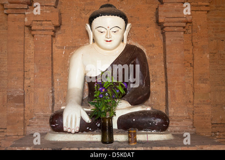 Eine Buddha-Statue, Pyathatgyi Tempel, auch bekannt als Pyathadar Tempel, in der Nähe von Minnanthu, Bagan, Myanmar (Burma) Stockfoto