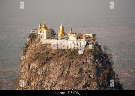 Popa Taung Kalat Tempel, Mount Popa, in der Nähe von Bagan, Myanmar (Burma) Stockfoto