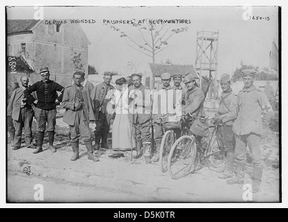Dieses Foto zeigt deutsche Soldaten, die während des Ersten Weltkriegs im Dorf Chauconin-Neufmontiers gefangen genommen und verwundet wurden. Das Foto zeigt die Auswirkungen des Krieges auf Soldaten und Gefangene. Stockfoto